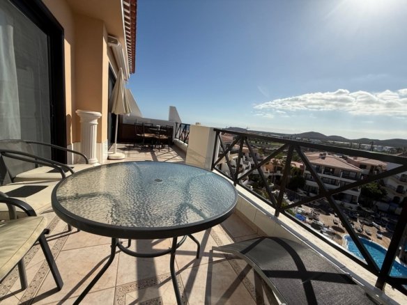 Sunny terrace with panoramic views of the pool and Atlantic Ocean – Royal Park Albatros